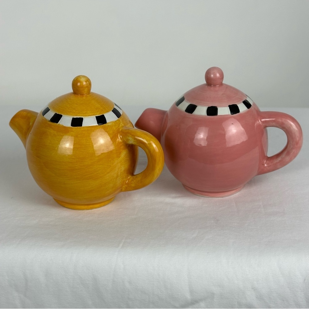 Tea pot salt and pepper shakers vintage